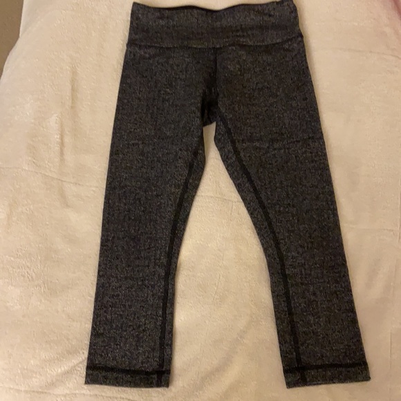 Lululemon crops, size 4 - Picture 4 of 4